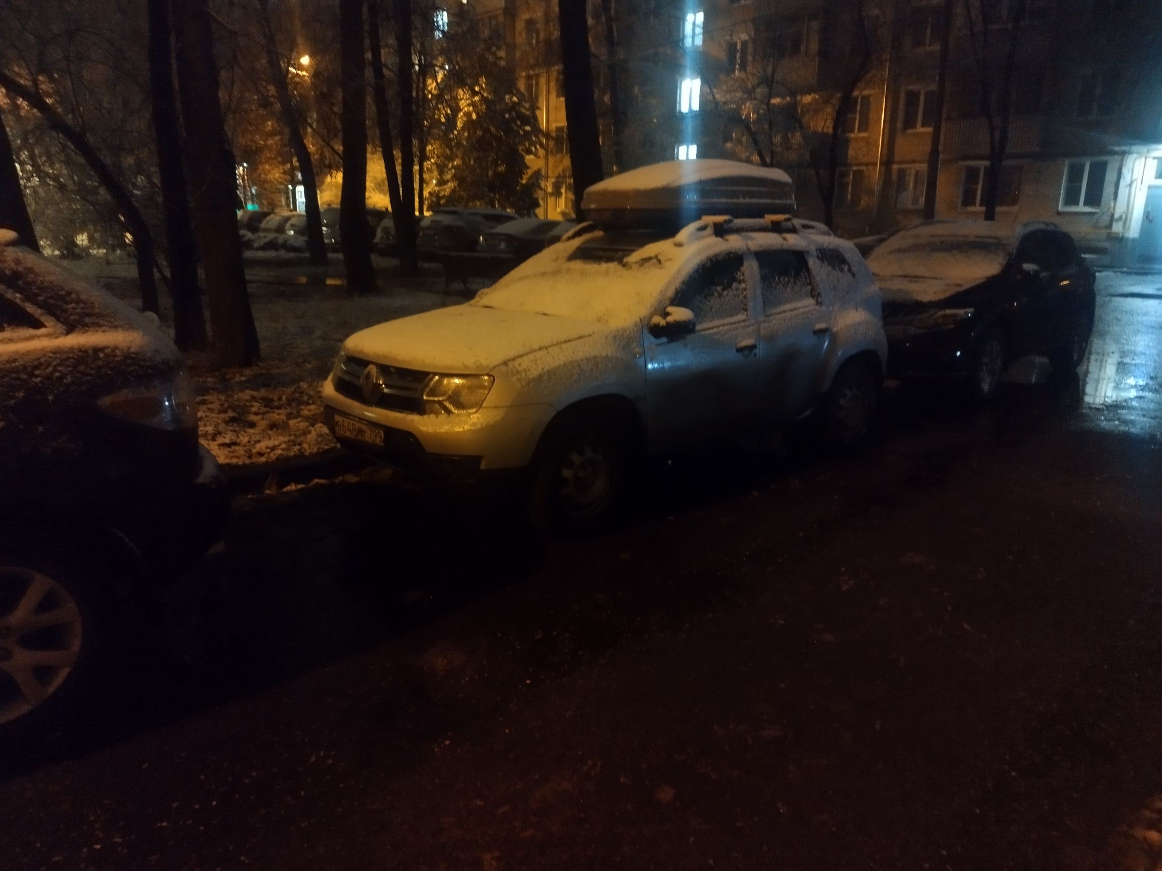 ночная улица, припаркованный автомобиль в снегу