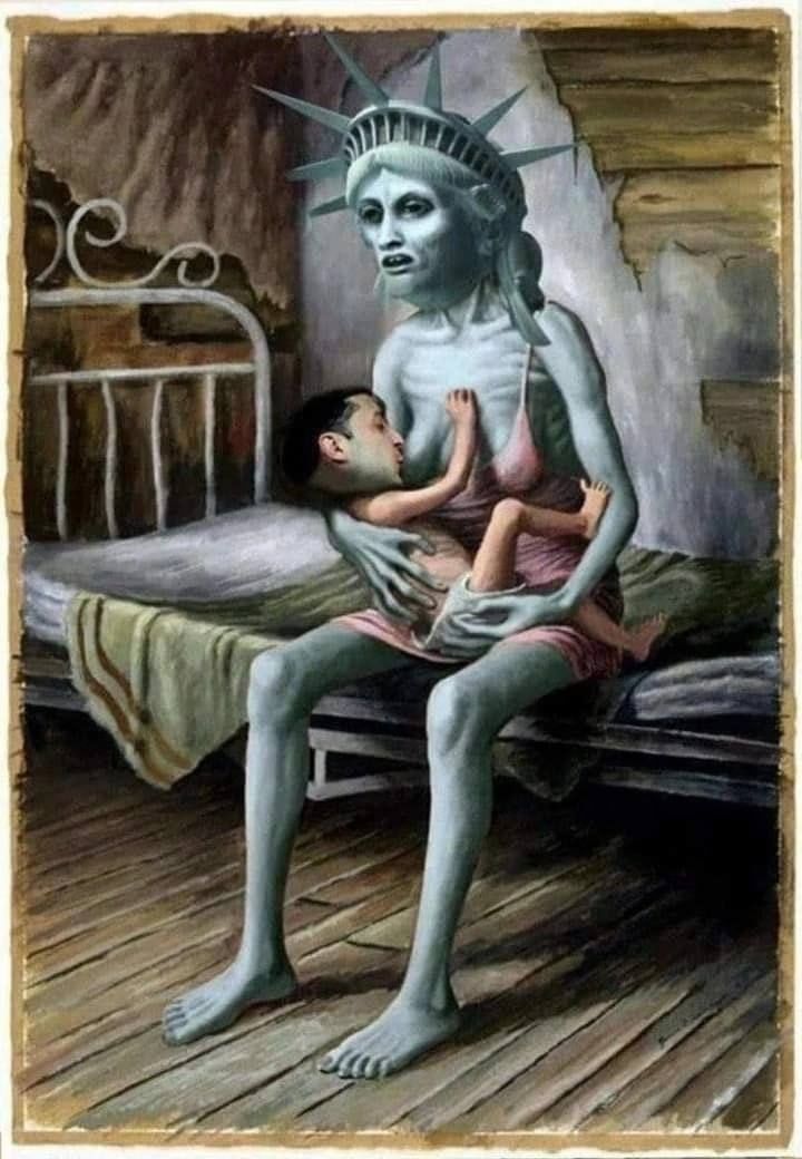 Странная картина: ребёнок на груди женщины-Статуи Свободы в кровати.