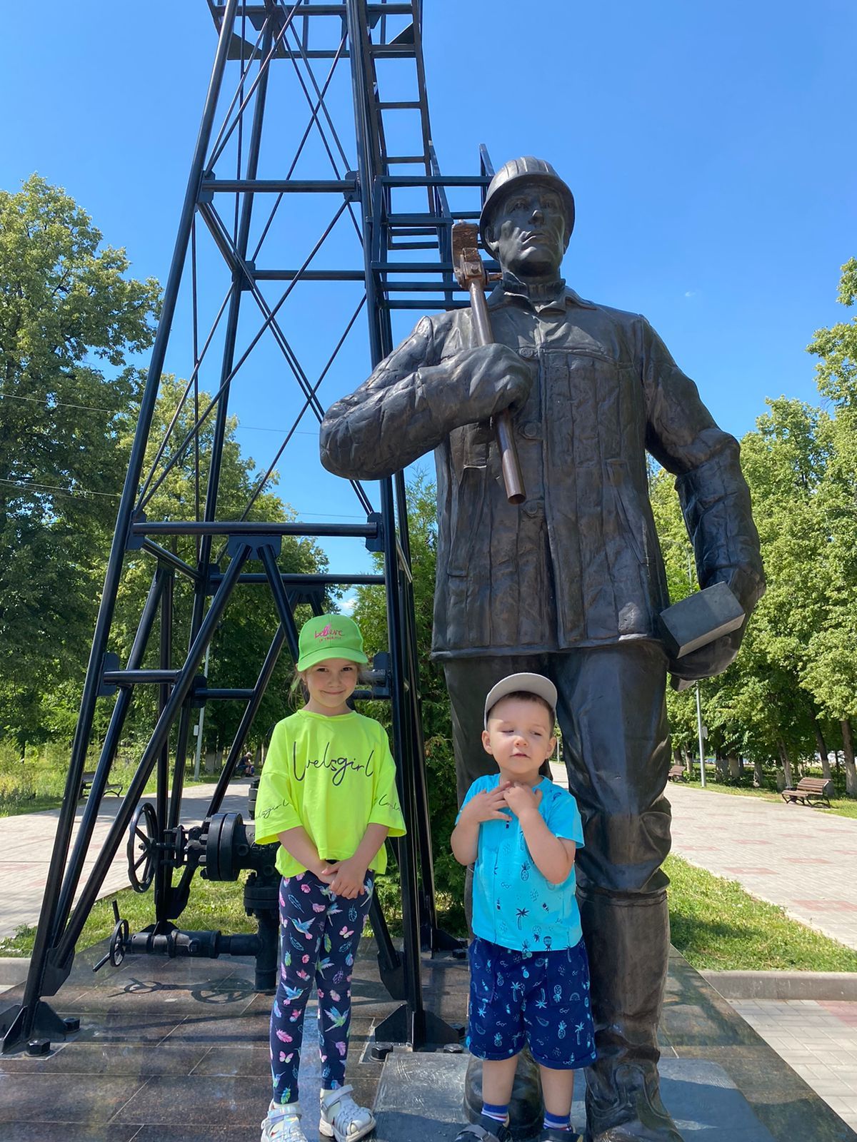 На футболке одного из детей видна неясная надпись (разборчивость ограничена).