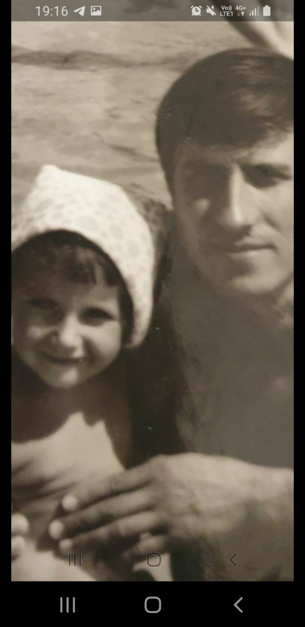 Старинное черно-белое фото женщины и ребенка вместе.