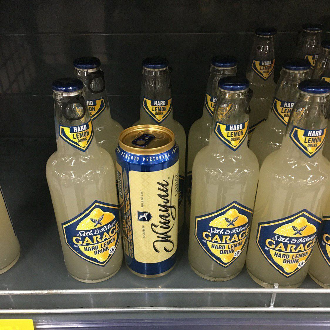 HARD LEMON на бутылках и банке с надписью Garage Drink