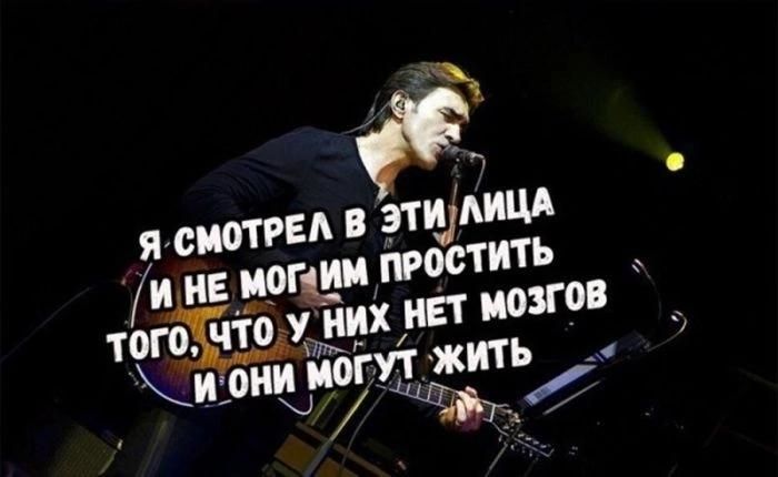Я смотрел в эти лица
и не мог им простить
того, что у них нет мозгов
и они могут жить