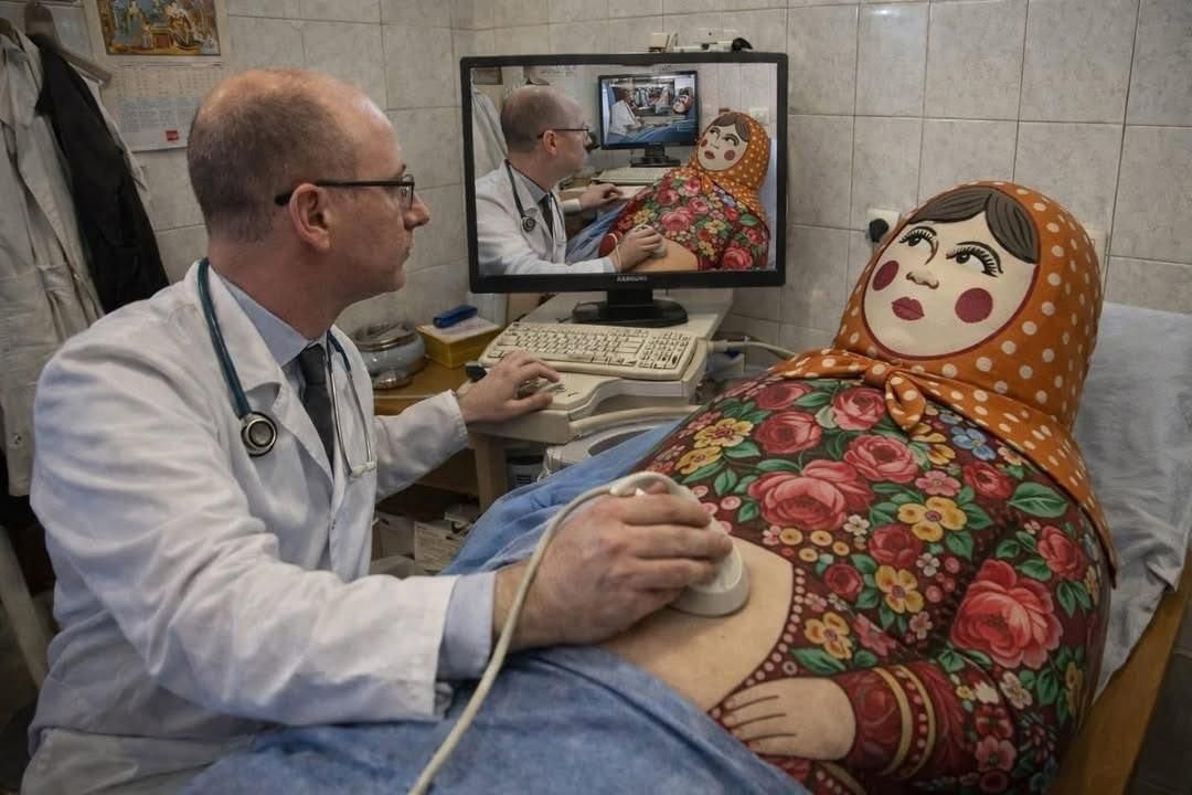 Доктор проводит ультразвуковое обследование беременной женщины в клинике.