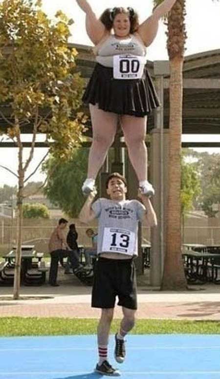 00 и 13 на номерках. Трюк: парень держит девушку на плечах.