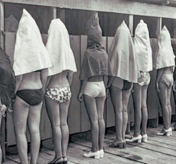Группа девушек в нижнем белье в ряд, головы закрыты тканью. Черно-белая фото