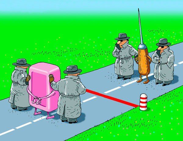 Абсурная сцена: люди в серых плащах держат розовый холодильник на дороге возле красной ленты.