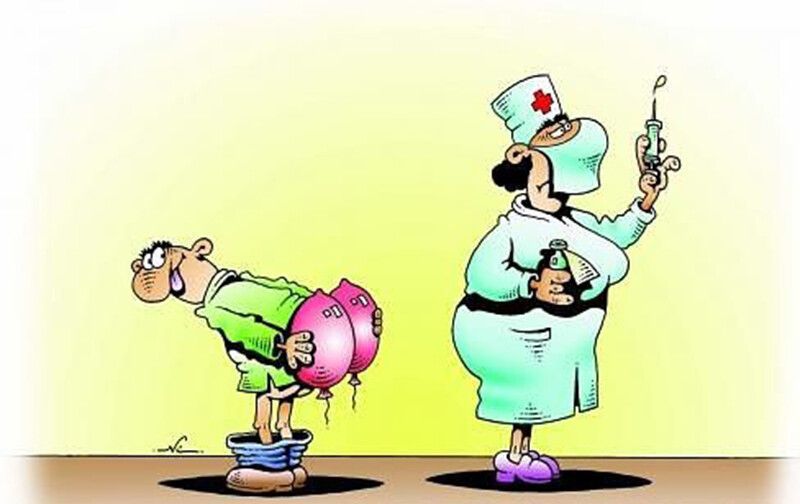 Карикатура: врач с шприцом готовится сделать укол пациенту, у последнего подпоясанные штаны и смущенная поза.