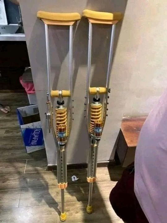 Изображение необычных костылей с уникальным дизайном.
