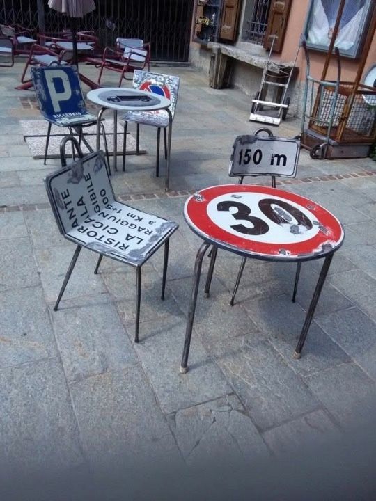 Стол и стулья, сделанные из дорожных знаков.