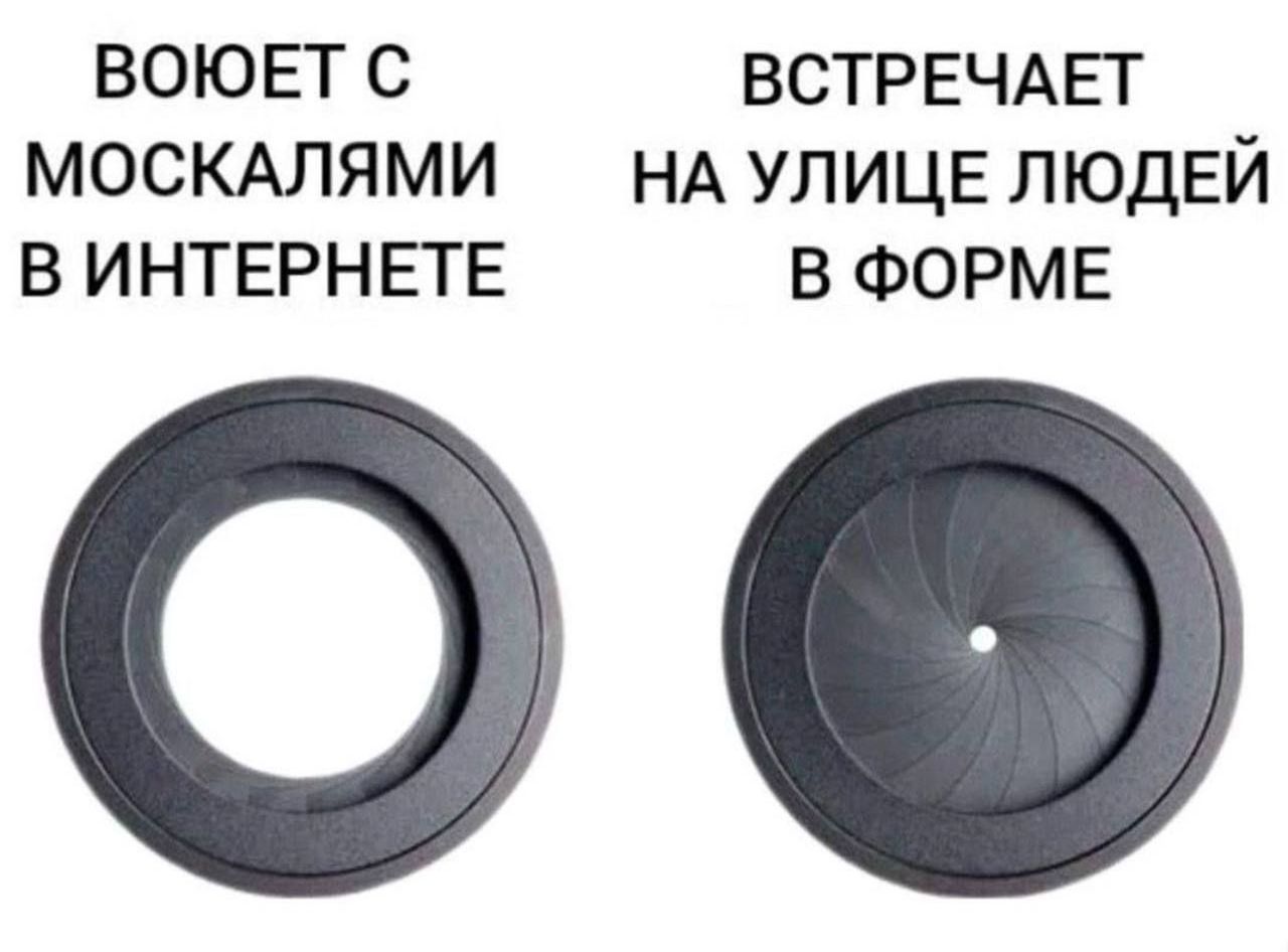 ВОЮЕТ С МОСКАЛЯМИ В ИНТЕРНЕТЕ
ВСТРЕЧАЕТ НА УЛИЦЕ ЛЮДЕЙ В ФОРМЕ