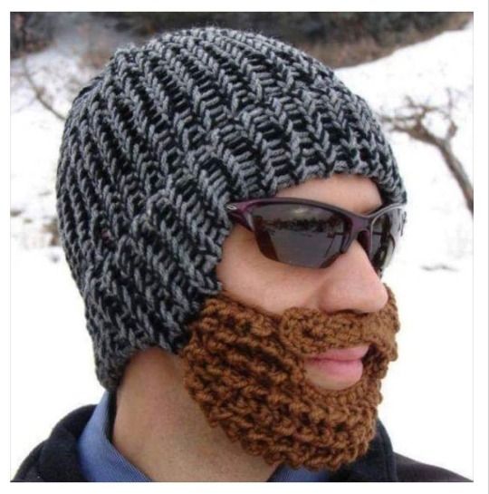 Человек в зимней шапке и искусственной бороде из пряжи