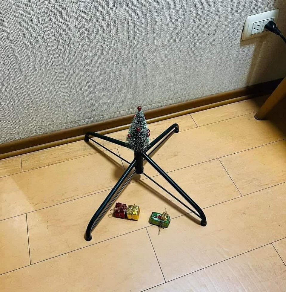 Маленькая ёлочка на подставке и несколько подарков на полу