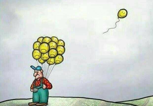 Мужчина с привязанной к спине кучей желтых шариков; один шарик улетает.