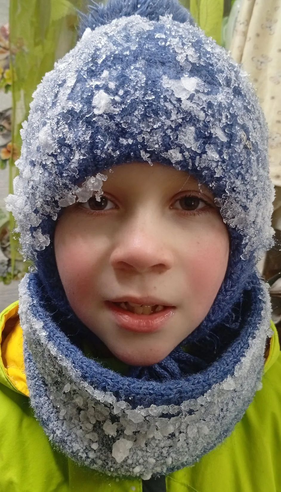 Ребёнок в зимнем костюме с инеем на шапке и шарфе