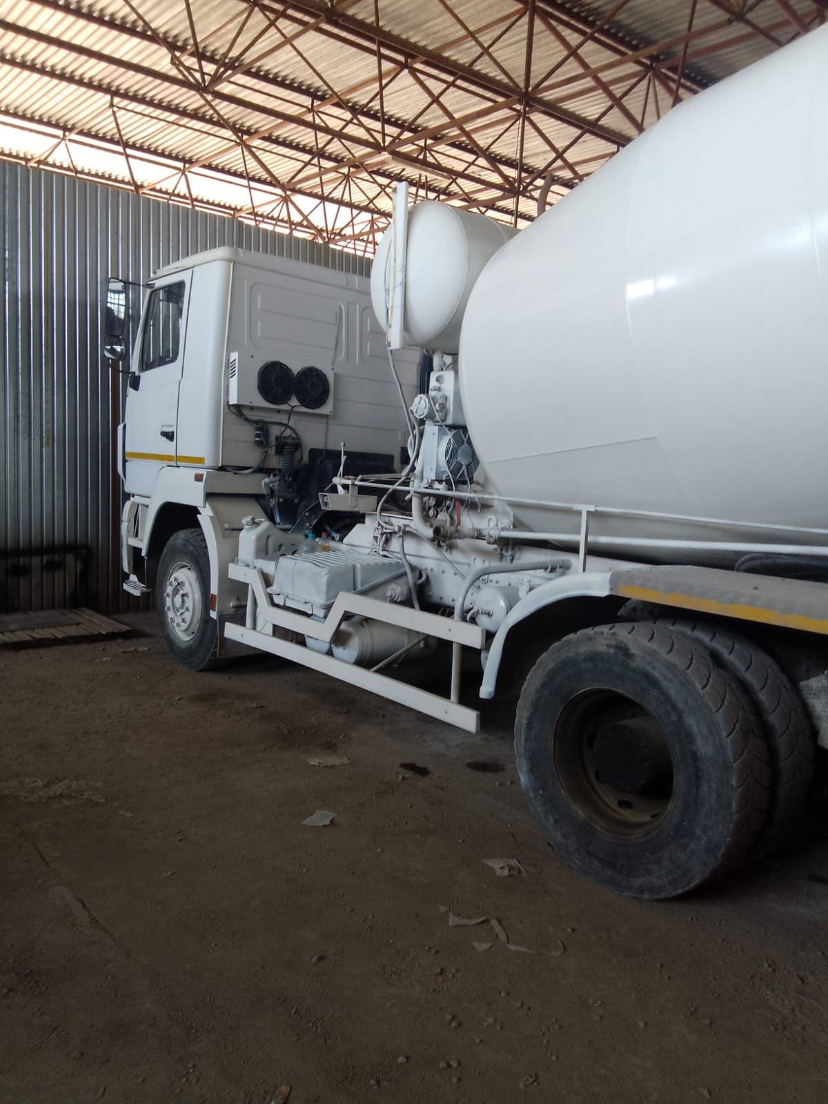 Грузовой автомобиль-бетоносмеситель внутри ангарa