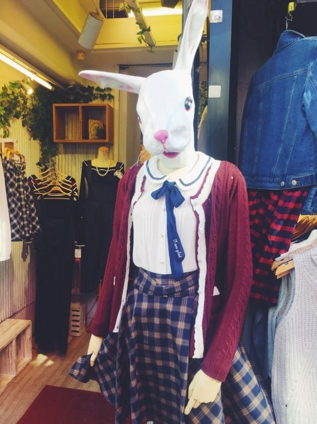 Манекен в магазине в костюме кролика, модная одежда