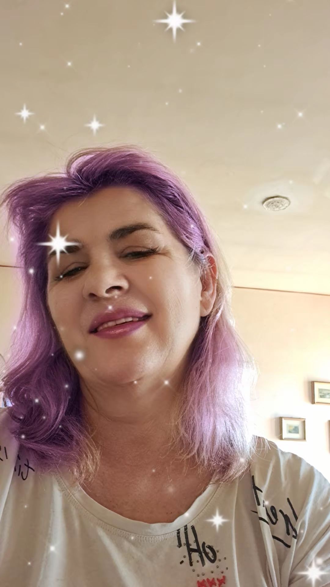Женщина с фиолетовыми волосами на селфи с эффектом искр