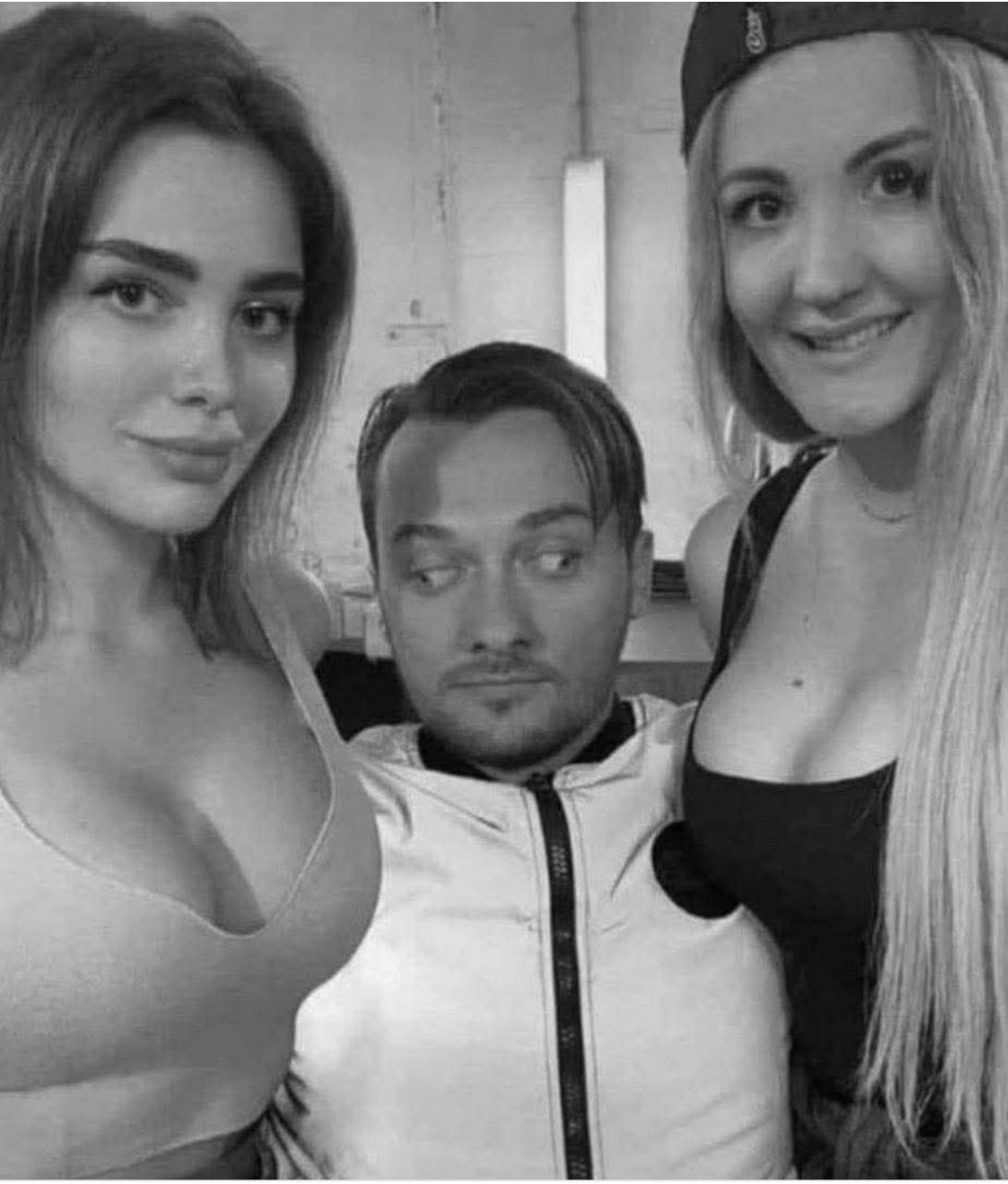 Три человека: две девушки по бокам мужчины, все улыбаются