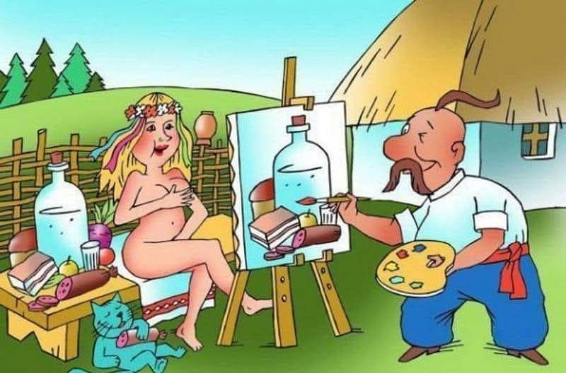 На улице художник рисует обнаженную женщину за мольбертом у избушки.