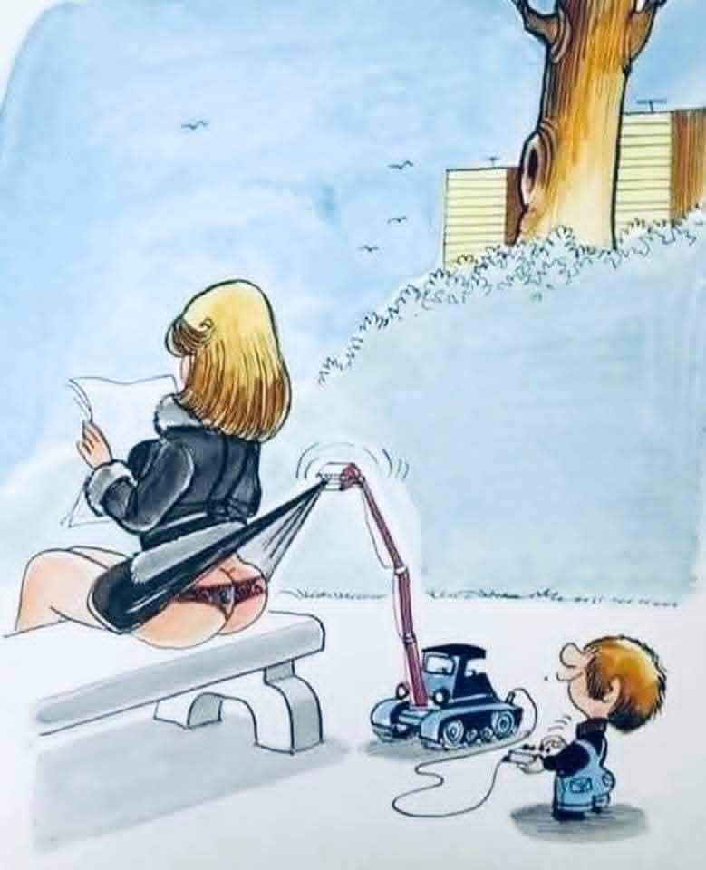 Мать сидит на скамейке и читает, рядом ребёнок играет с игрушечной техникой; в кадре просматривается обнажённая часть тела матери.