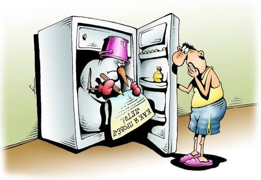 Мужчина заглядывает в холодильник, где сидит снеговик в ведре на голове, пишущий сочинение на тему: «КАК Я ПРОВЕЛ ЛЕТО!»