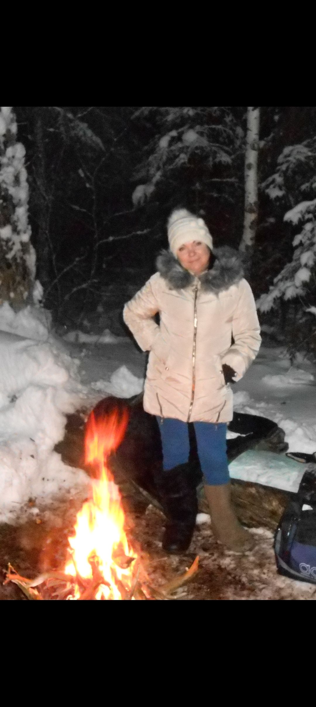 темное фото с верхней полосой леса и плотным узором по всей площади