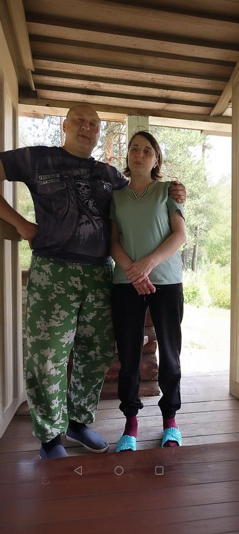 Два человека на деревянной террасе у природы