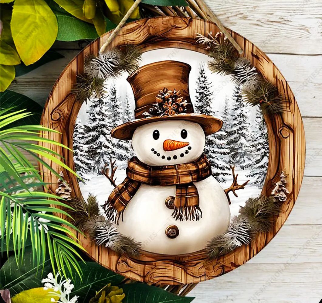 Снеговик в деревянной рамке с елочными ветвями на новогоднем декоре
