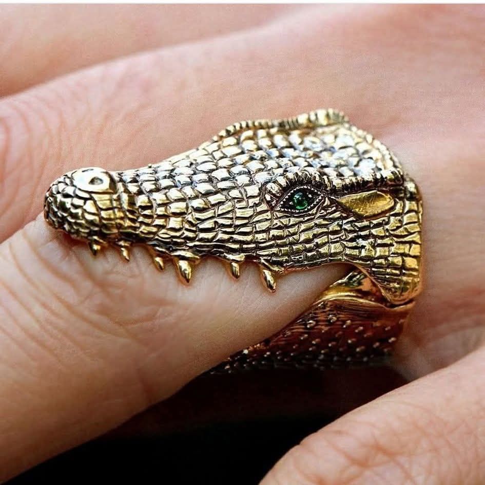Золотое кольцо в виде головы крокодила на пальце