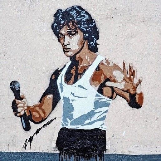 Уличная граффити-иллюстрация с певцом и микрофоном
