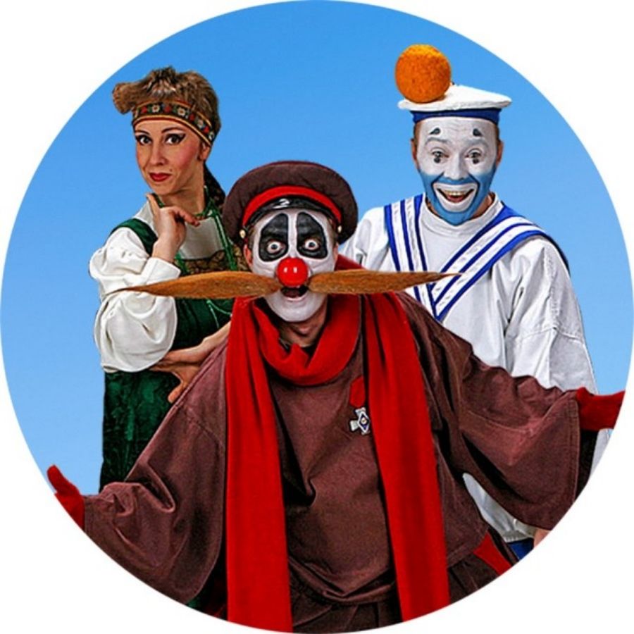 Группа цирковых артистов в красочных костюмах и масках на синем фоне