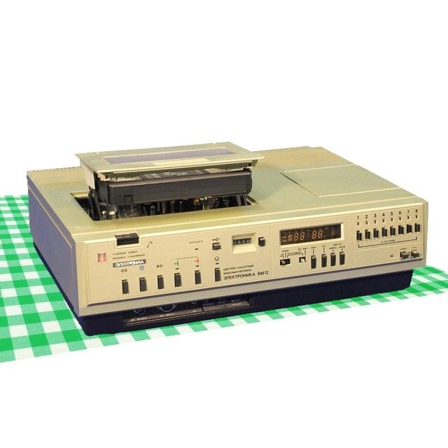 Старая магнитофонная приставка на зелёной клетчатой скатерти