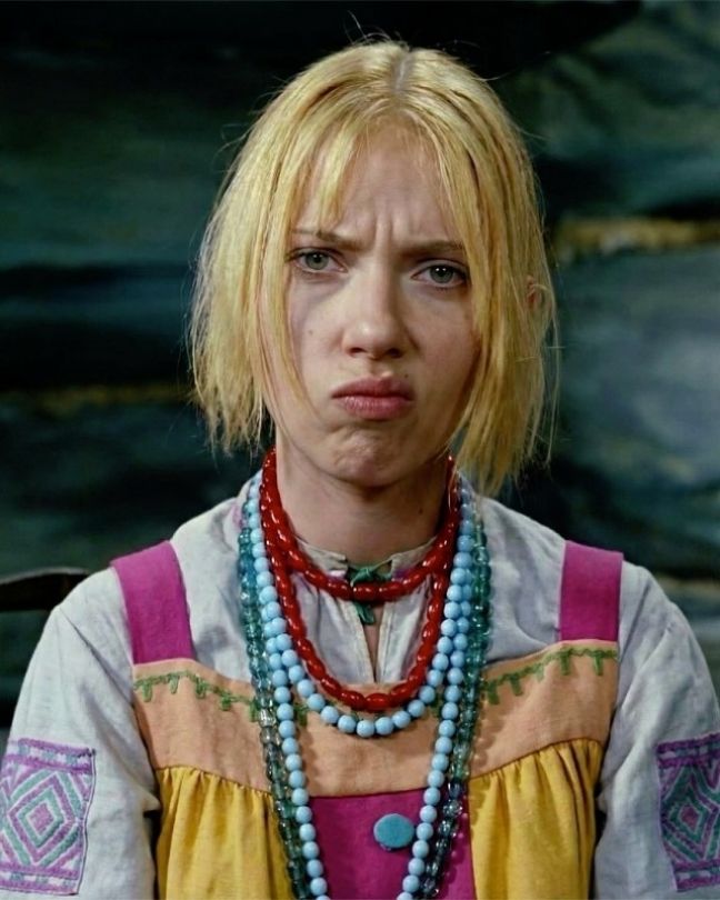 Девушка с яркой одеждой и серьёзным выражением лица