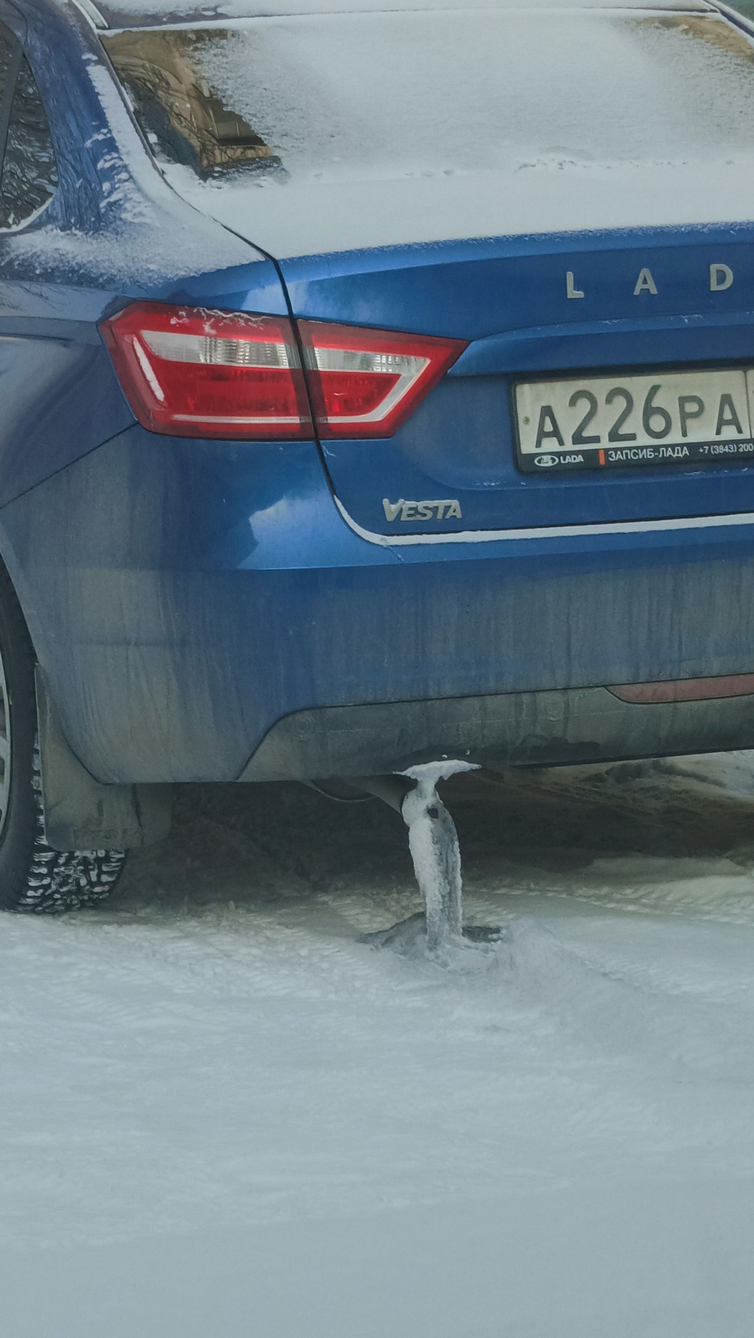 A226PA; L A D A (часть надписи на автомобиле) VESTA