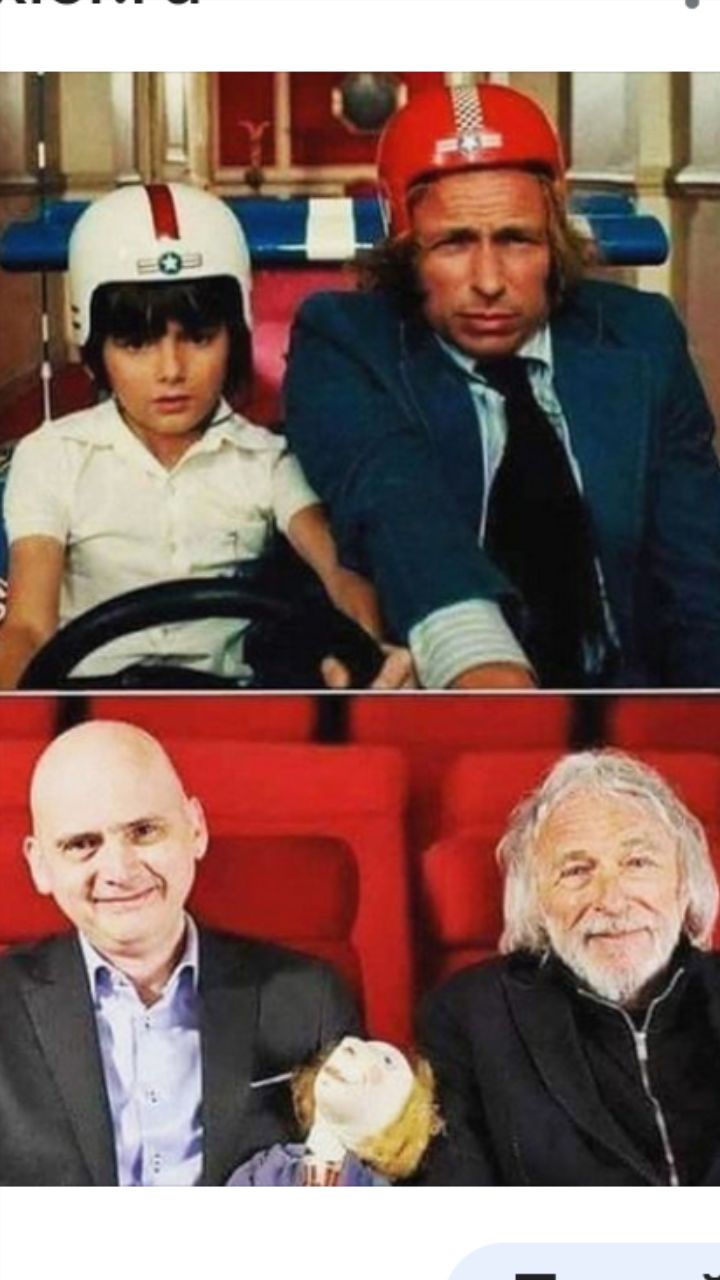 Мем: верхний кадр — ребёнок и взрослый в шлемах за рулём; нижний кадр — два смеющихся мужчины в зале, один держит куклу.