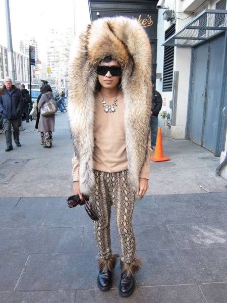 Уличный стиль: женщина в длинной меховой накидке, очках и леопардовых брюках