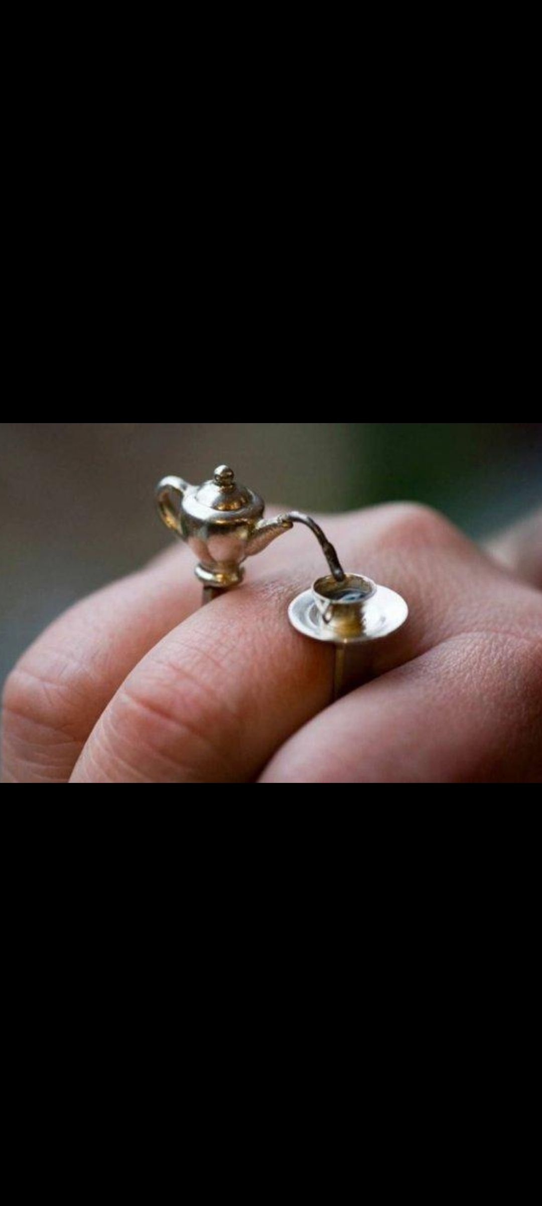 Миниатюрный чайник-наперсток на пальце