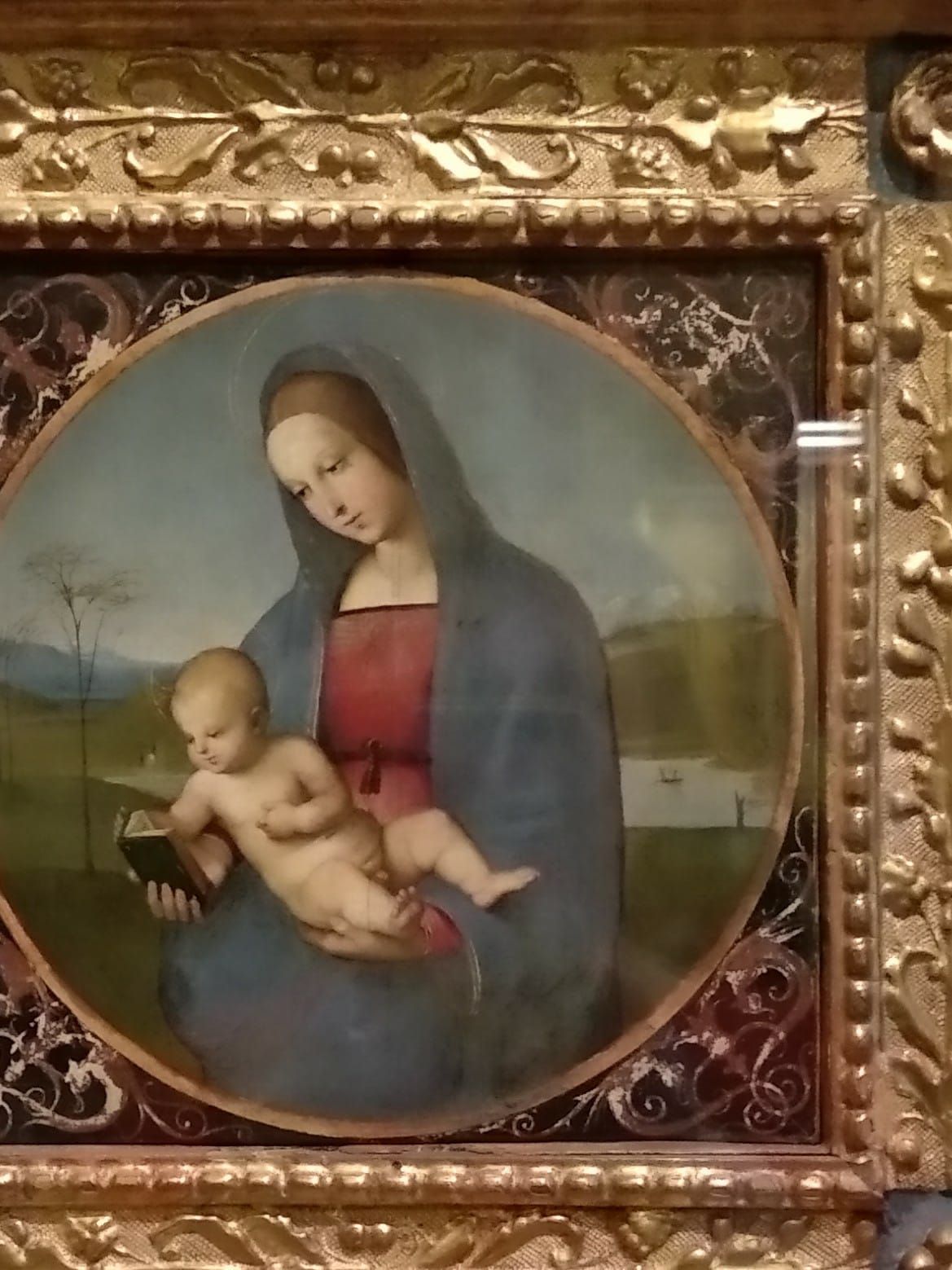 Круглая икона Мадонны с младенцем в золотой раме