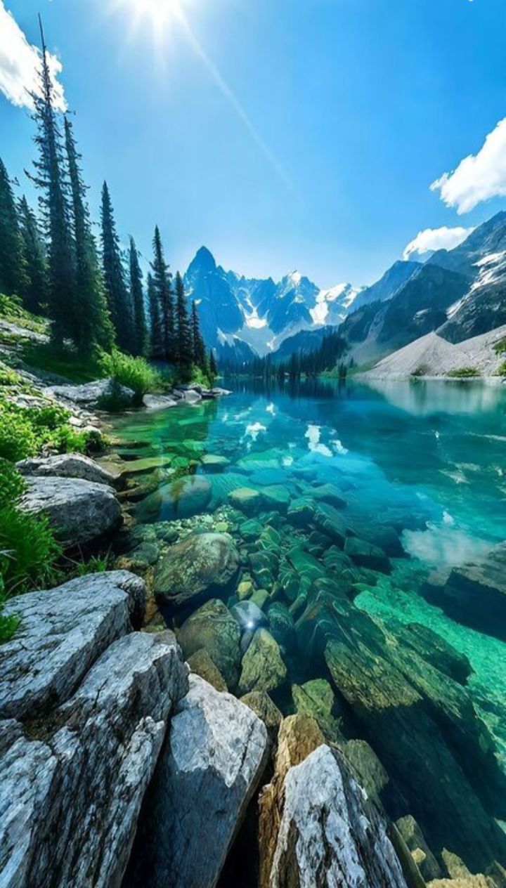 Красивый горный озерный пейзаж с кристально чистой водой и заснеженными вершинами.