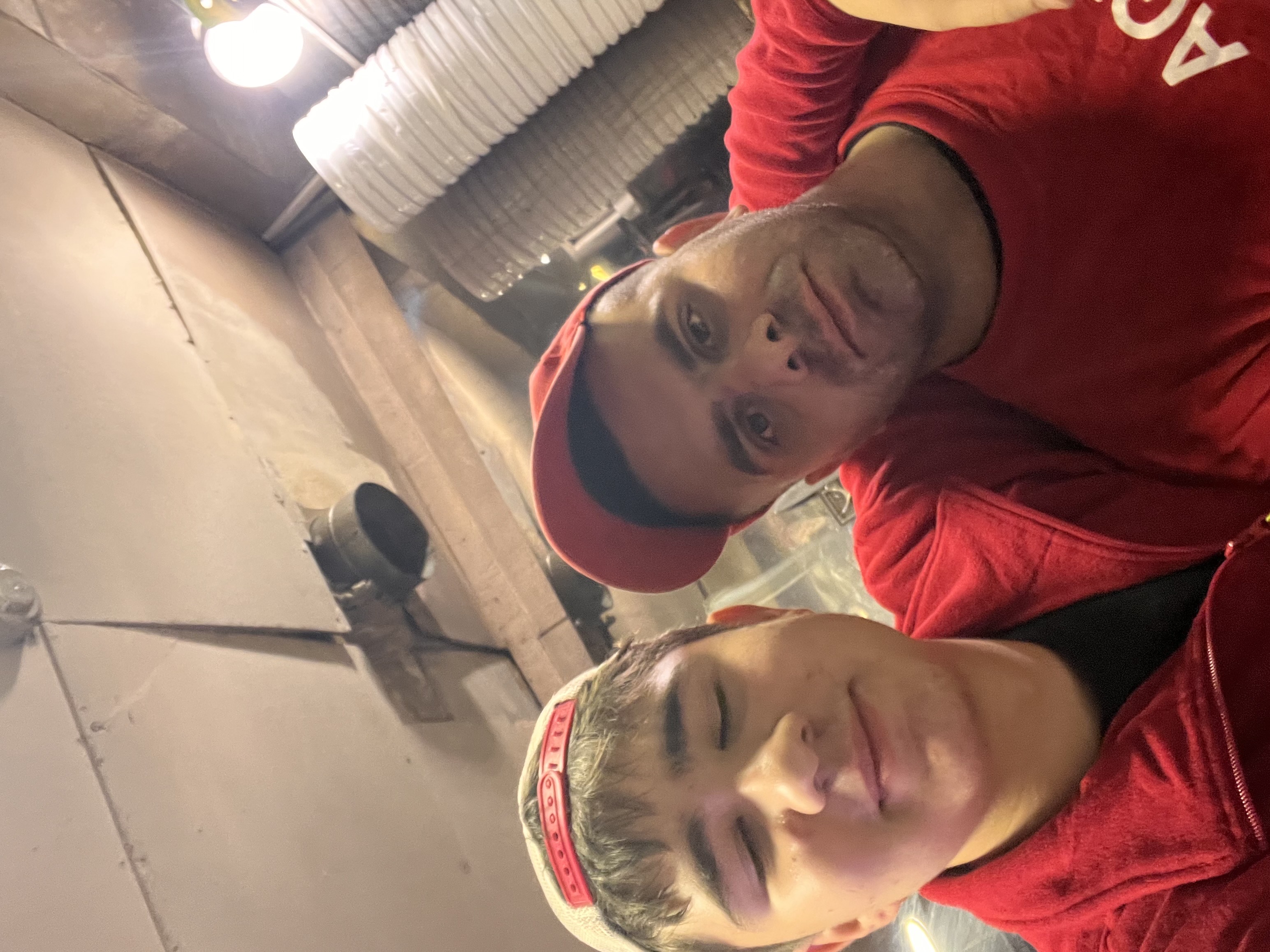 Два человека в красных одеждах позируют в помещении