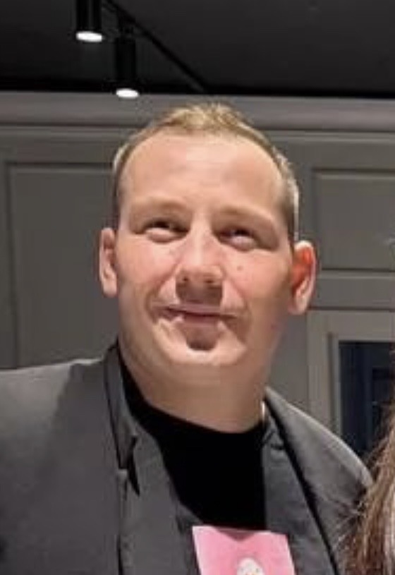 Портрет мужчины в жакете на мероприятии