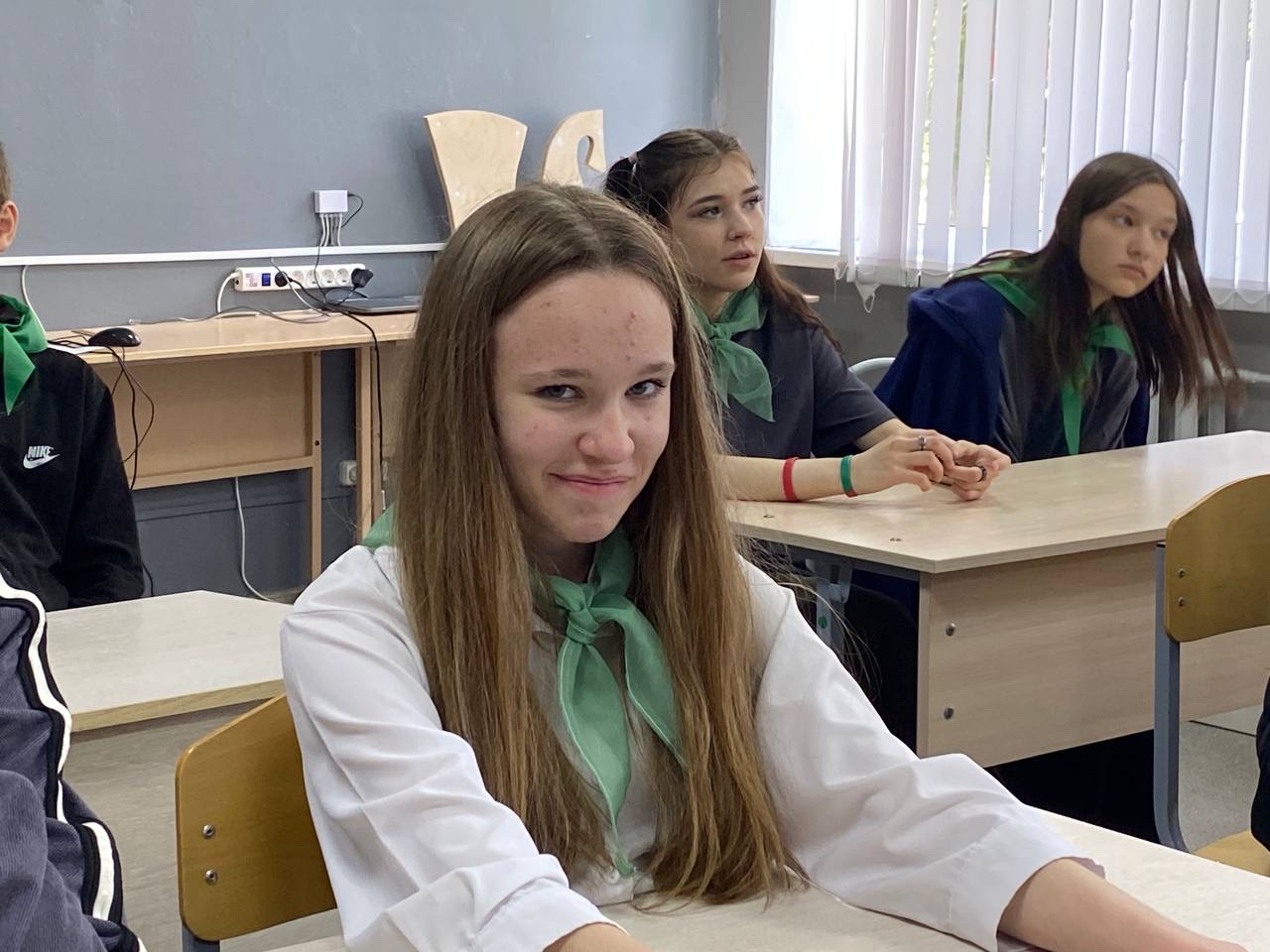 Учебная аудитория, ученицы за партами в школьной форме