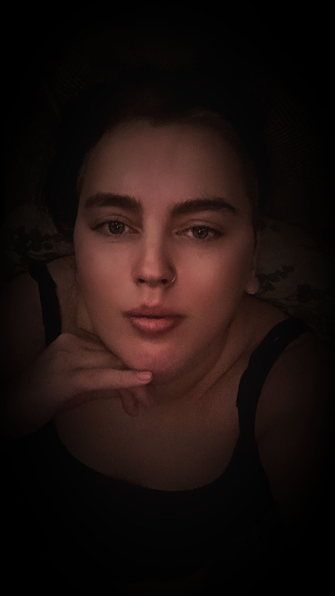 Тёмное портретное фото женщины крупным планом