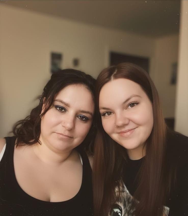 Две женщины улыбаются на фото.