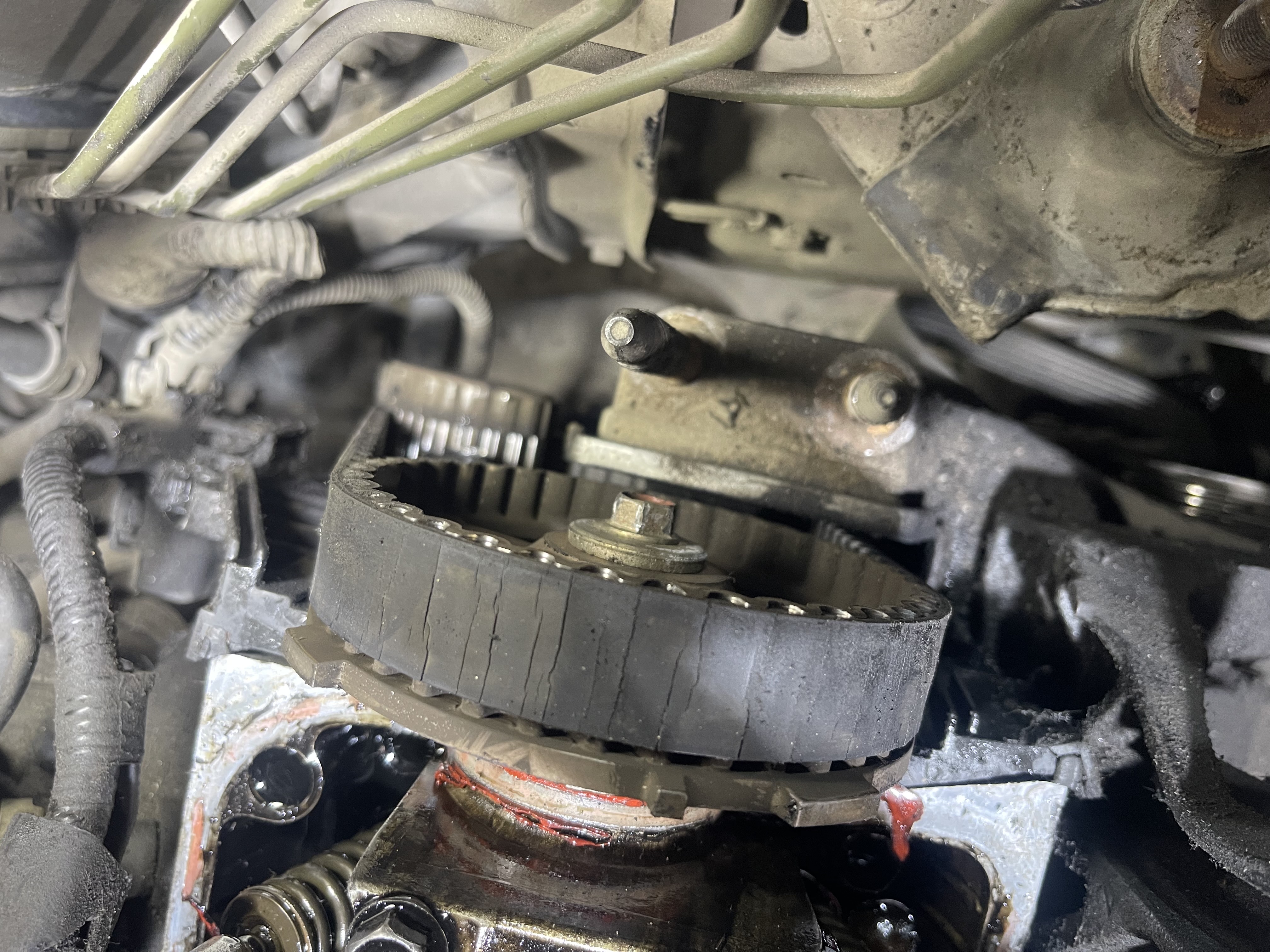 Крупный план двигателя, снятый ремень с зубьями, возможна поломка или ремонт