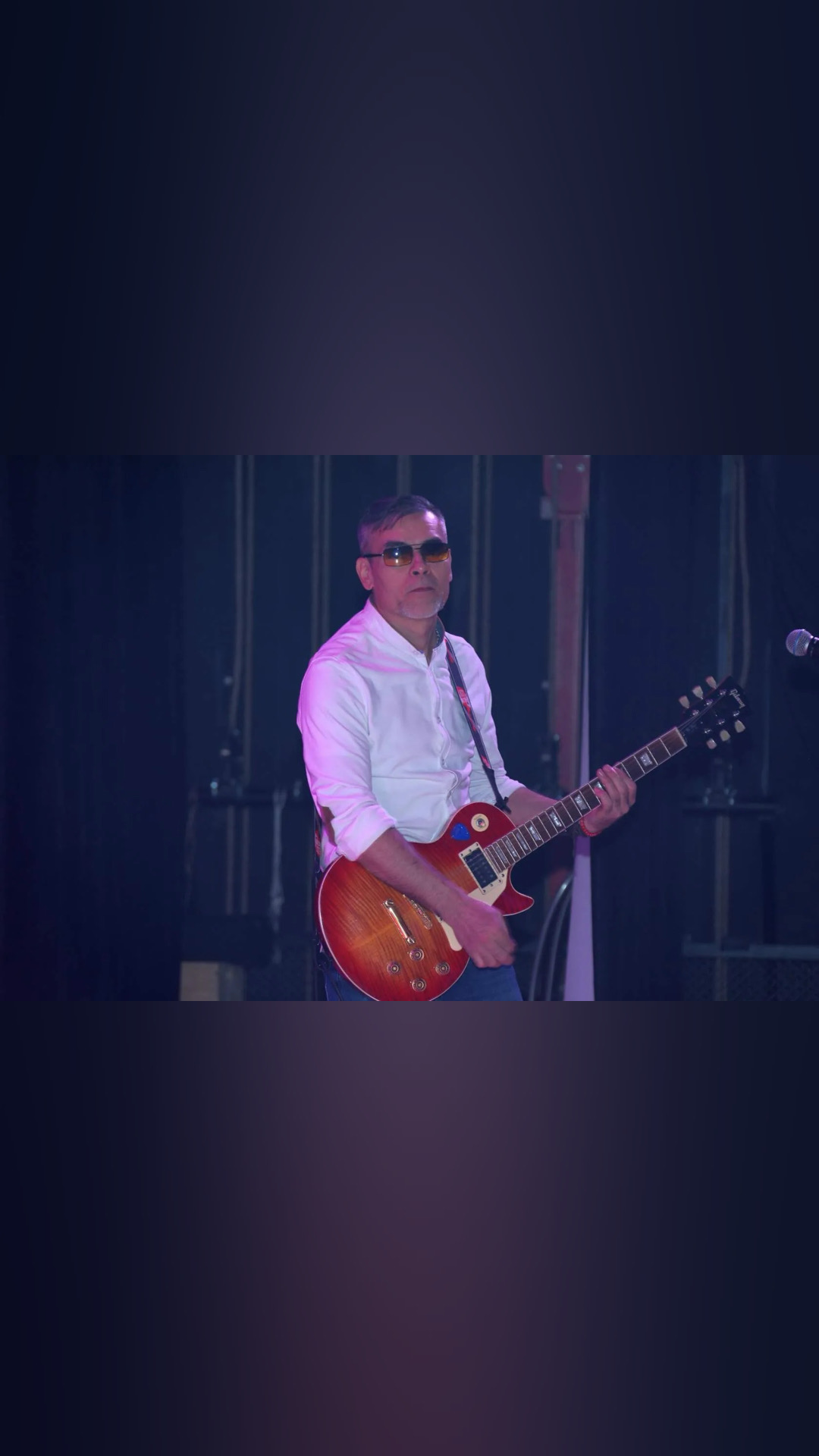 Музыкант с гитарой на сцене