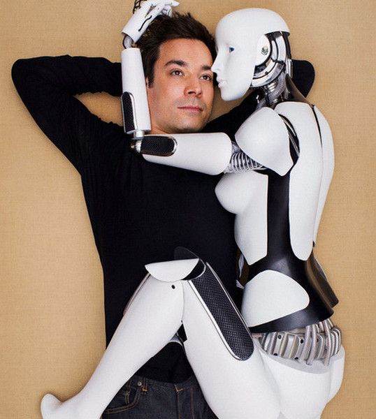 Человек обнимает робота в близком кадре