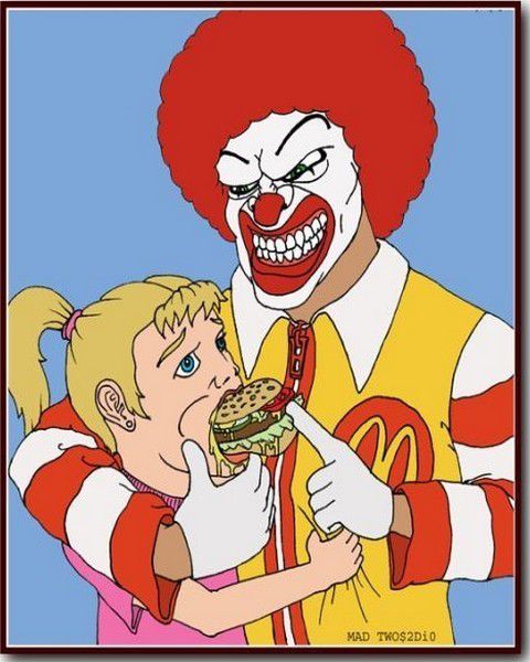 Клоун в яркой одежде держит и подносит девочке бургер, выглядит угрожающе