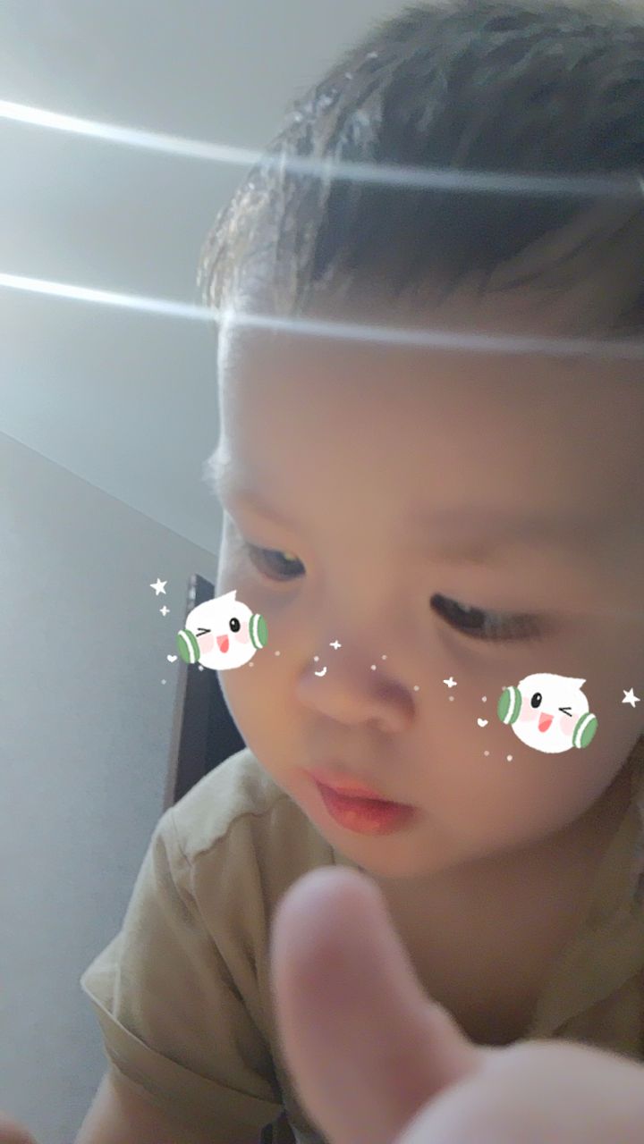 Малыш с милым фильтром (рисованные котики) на камере