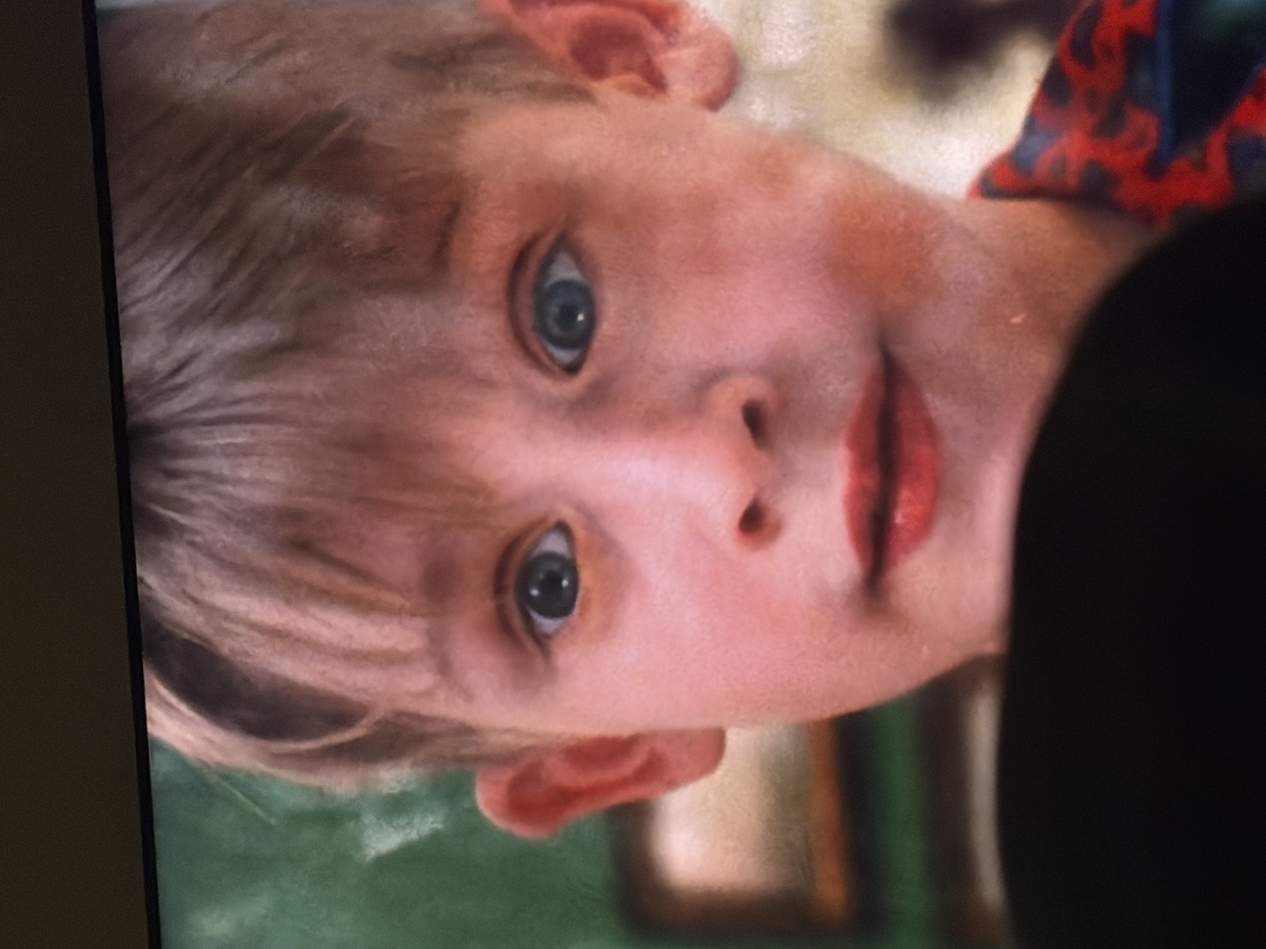 Фото крупного плана лица маленького ребёнка с голубыми глазами